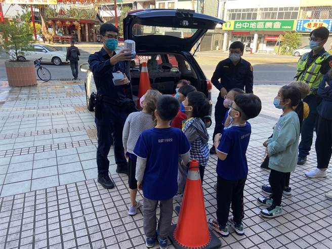 有些小朋友平常有收集警车模型，终于可以搭上真正警车，孩子们都相当兴奋。直喊：「好酷唷！」。（台中市警第五分局提供／张妍溱台中传真）