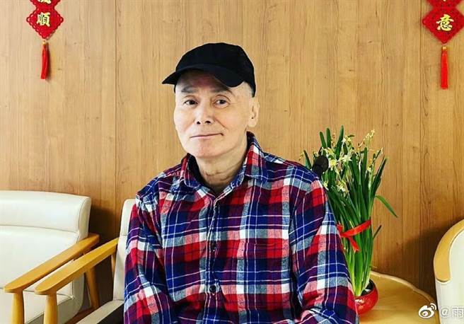 刘家辉当年中风，传被妻儿抛弃，全靠星友们接济。(翻摄自雨前小憩微博)