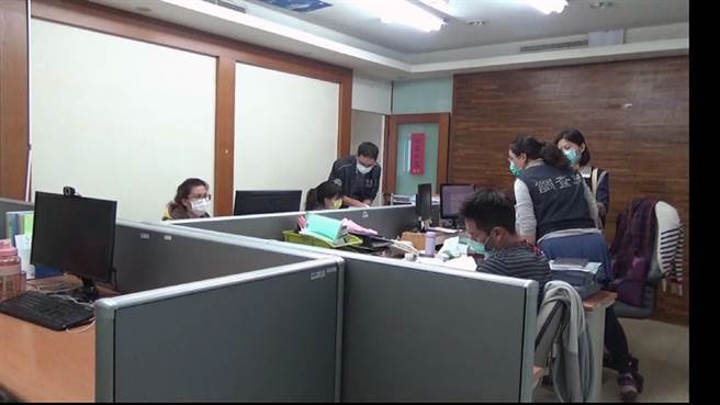 台南地检署指挥台南市调查处搜索目前已停止交易的股票上市公司贝里斯商英瑞国际公司。（读者提供／洪荣志台南传真）