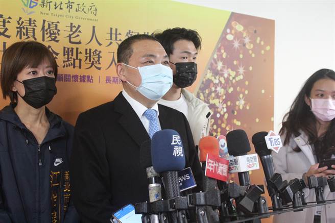 侯友宜今出席绩优老人共餐单位暨第7届社区金点奖入围表扬活动，被问到认为是否会影响国民党在台中第二选区的立委补选？他回应，地区选举跟公投并无连贯性。（陈慰慈摄）