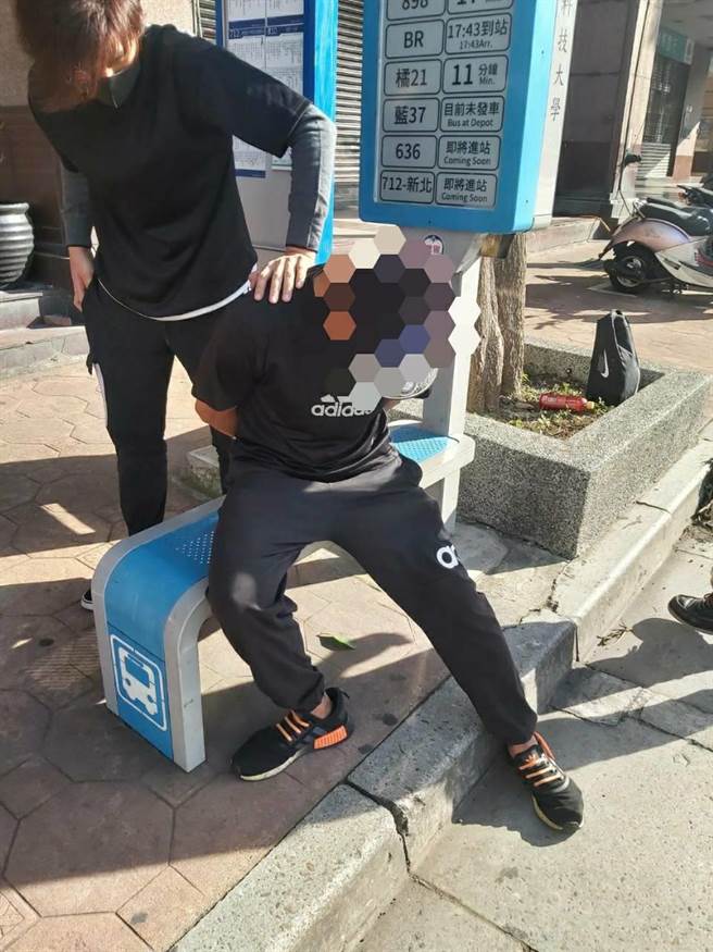 賴姓男子朝警開槍，但因員警未看到扣板機，桃檢僅依槍砲罪嫌起訴。(翻攝照片／蔡依珍桃園傳真)