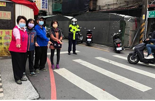 新北市中和區新生街220巷口行人穿越道緊鄰積穗國小、使用率高，新北市議員陳錦錠日前邀集相關單位會勘，決定由交通局規畫將現有的行人穿越道變更為綠底行穿線。（陳錦錠服務處提供）