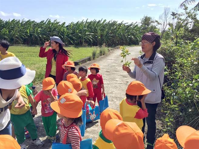 長濱鄉竹湖國小老師們帶領學童走進社區，實現社區即教室目標 。（台東縣政府提供／莊哲權台東傳真）