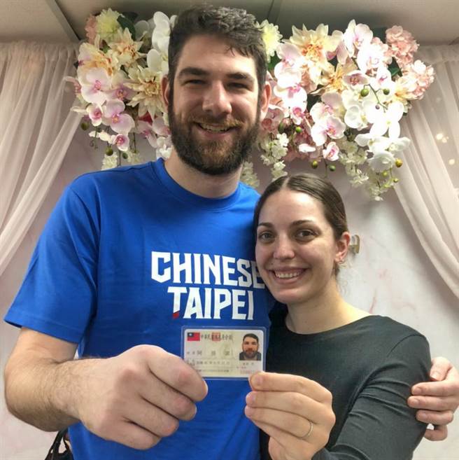 中华男篮归化球员阿提诺秀出自己的中华民国身分证。(中华篮协提供)