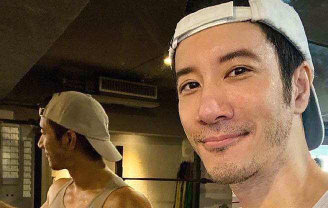 王力宏今發文向李靚蕾道歉，承諾要把4億吾疆房產過戶給女方。（圖／FB@王力宏）