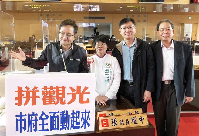 市议员张耀中、张玉嬿、王立任、蔡成圭等，今天在市政总质询时，质疑「中捷旅游券」的销售绩效。（陈世宗摄）