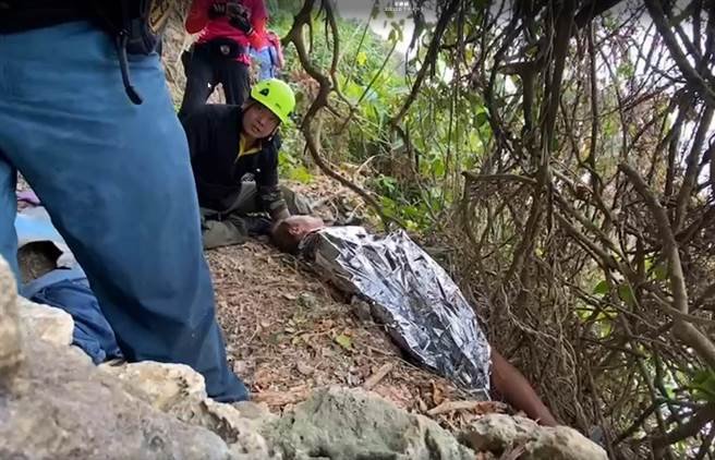 屏东66岁李姓男子失踪2日，20日下午在高雄柴山西岸秘境悬崖边获救，全身大面积擦伤但仍有生命迹象。（翻摄照片／袁庭尧高雄传真）