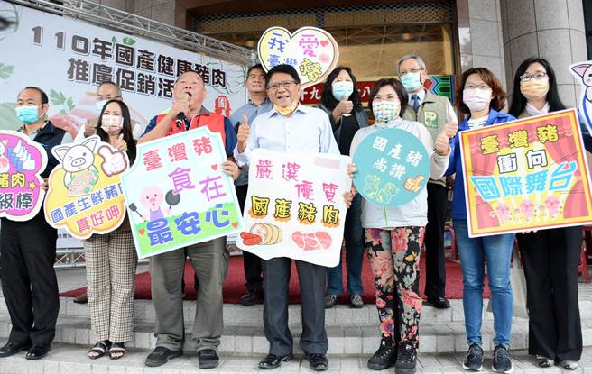 莱猪公投后第一个上班日，屏东县养猪协会举办国产猪肉促销，盼能催升买气。（林和生摄）