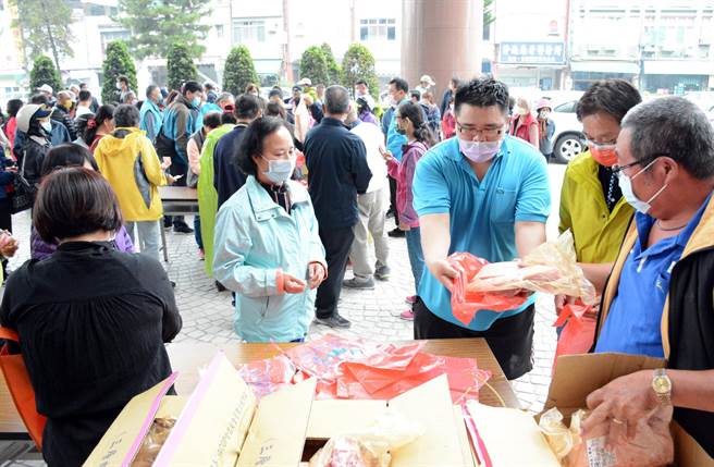 屏东县养猪协会举办国产猪肉促销，现场半买半相送、买气畅旺。（林和生摄）
