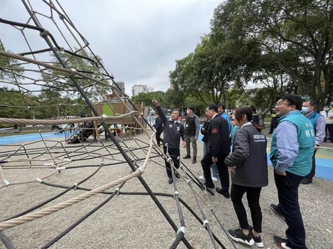 桃园平镇区新势公园游戏场二期工程共融式游具满足儿童。（吕筱蝉摄）
