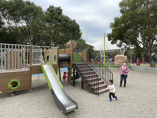 桃园平镇区新势公园游戏场二期工程共融式游具满足儿童。（吕筱蝉摄）