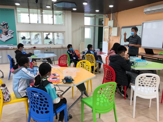 桃园市大溪自造教育及科技中心20日揭牌，推动大溪区、復兴区科技教育课程。（吕筱蝉摄）