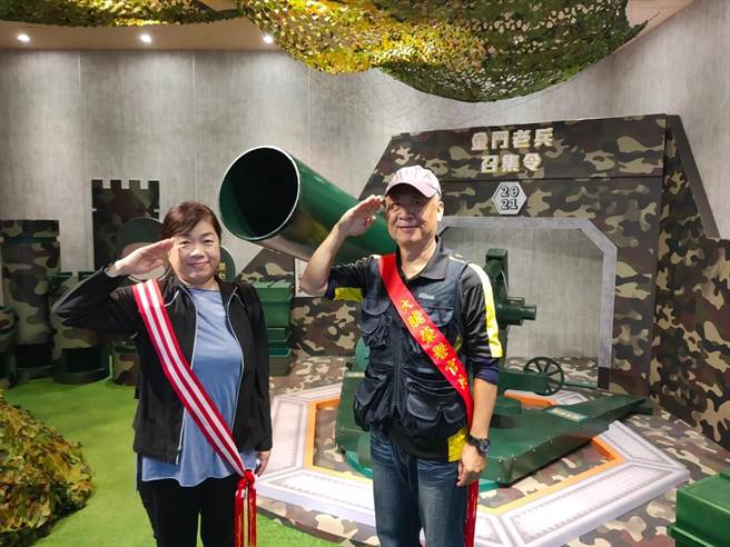 金门老兵带着家人重返英雄岛，重温军旅荣耀和满满的回忆。（金门县府观光处提供）