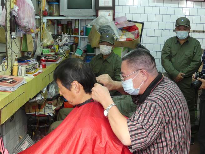 金门老兵召集令活动特约店家提供老兵贴心、怀旧服务。（金门县府观光处提供）