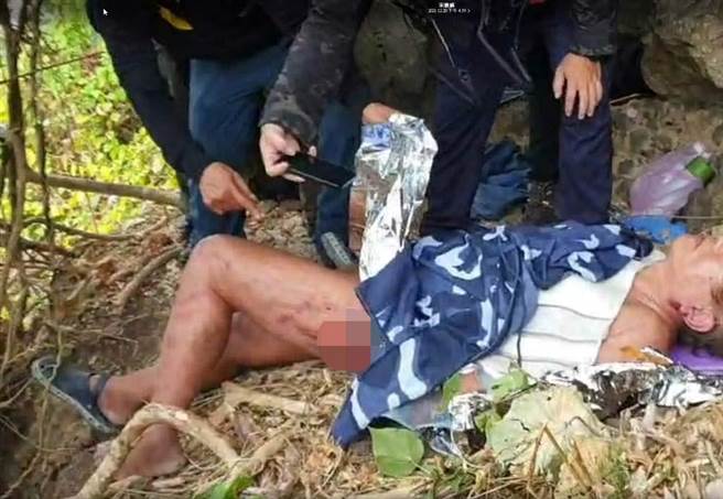 李姓男子离奇卡在柴山秘境悬崖，，全身大面积擦伤但仍有生命迹象。（翻摄照片／袁庭尧高雄传真）
