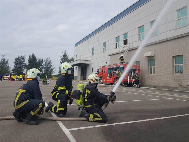 桃消防局二大队厂房火警演练提升人命搜救技能。（消防局提供／吕筱蝉桃园传真）