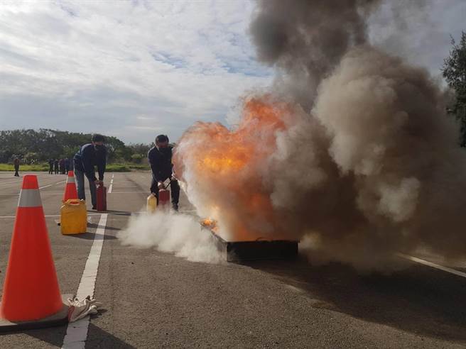 桃消防局二大队厂房火警演练提升人命搜救技能。（消防局提供／吕筱蝉桃园传真）