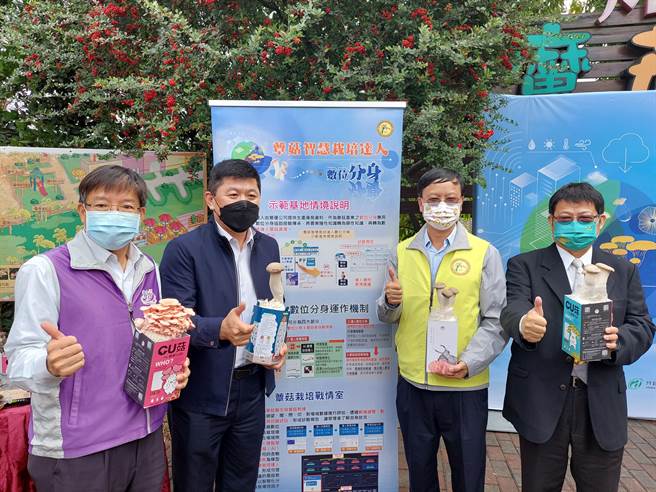 蕈优生技总经理说方世文(左二)说，透过数位分身与蕈菇战情室持续监测分析，可以持续改进生产制程，达到更好的生产效益，如走菌完成的杏鲍菇太空包在环控菇房中，透过精准的温湿度、气体和光线监控，只需10天至13天之间就可完成出菇、进行人工採收、自动化包装。（谢琼云摄）