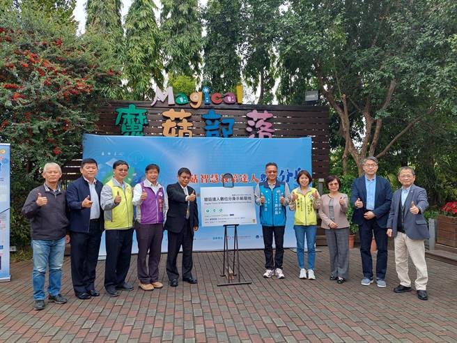 农委会农试所在蕈优生物科技公司魔菇部落农场内，打造「蕈菇智慧栽培达人数位分身示范基地」，20日揭牌并分享达人数位分身的成果。（谢琼云摄）