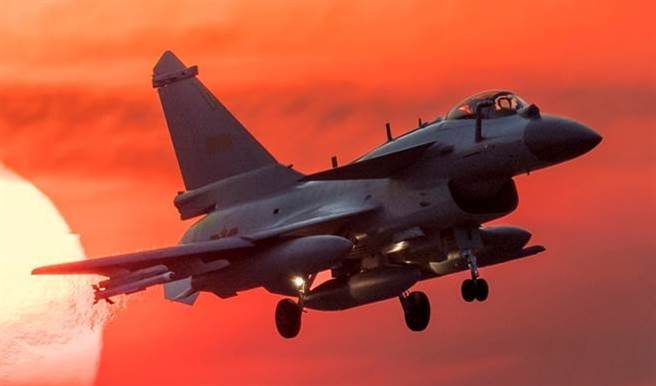 解放军空军歼-10C战机从事飞行训练的画面。 （新华社）