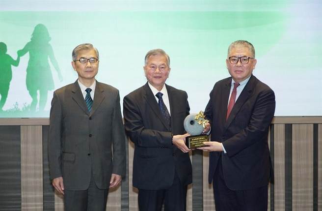 （台新银行安养信托获肯定，20日由行政院副院长沈荣津（中）及金管会主委黄天牧（左）颁奖，台新银行总经理尚瑞强代表领奖。图／台新银行提供）
