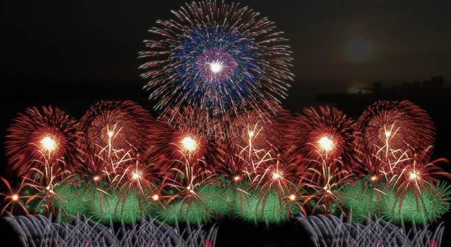 「光耀新北-1314就爱你」跨河烟火秀将于12月31日晚间8点22分，在淡江大桥的施工构台及便道上施放。图为烟火模拟图。（新北市水利局提供）