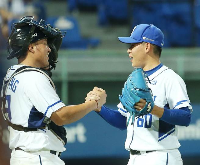 富邦悍将曾峻岳（右）。（资料照，陈怡诚摄）