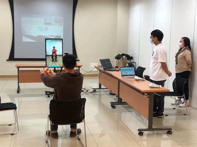 AI智慧认知运动系统可透过肢体辨识判断使用者在认知运动上的表现，动态调整运动指导影片的难度，达到个人化的指导。（高医大提供／袁庭尧高雄传真）