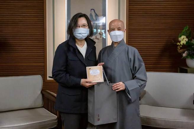 蔡英文總統今赴花蓮拜會證嚴法師(總統府提供)