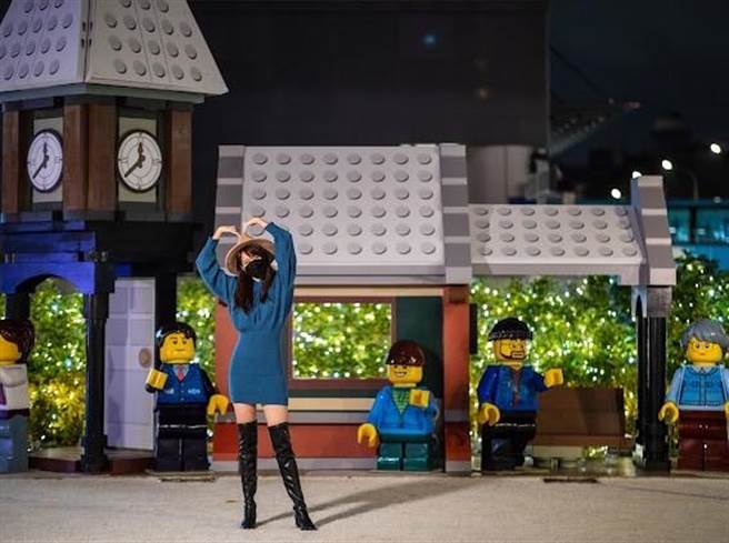 年环状线板桥站南广场打造了一座「冬季列车站」，有如放大版的乐高「冬季村庄火车站」套组。（新北市观旅局提供）