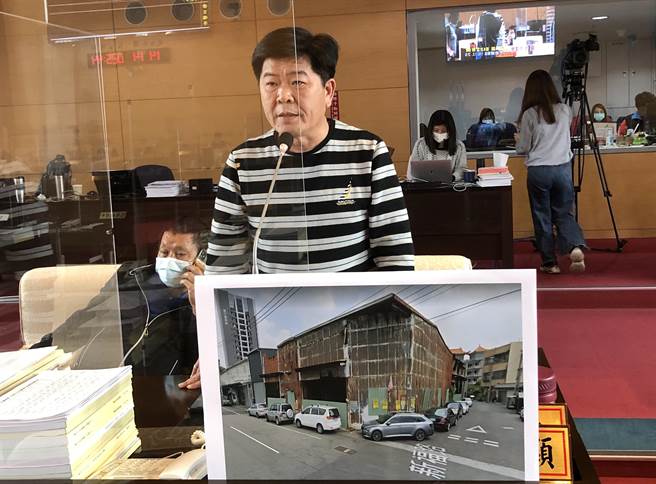 市議員陳政顯今天為民請命說，政府漠視屋主不處理不拆除的情況下，該建物已經以危樓狀況存在超過5年了，至今仍然無人處理拆除。(陳世宗攝)