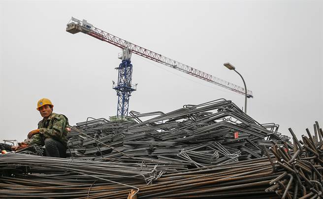 大陆房地产业面临财务危机，房产业陷入低迷，做为工业引擎主力的钢铁业也受到影响，甚至波及相关的家电、玻璃等产业。（图／中新社）