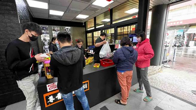 尊青凤山店开幕庆回馈活动，标榜「来尊青直接打折打到骨折！价格直接杀到全台最低价！」结合限量超低价商品，掀起抢购热潮。（柯宗纬摄）