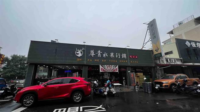 尊青凤山店开幕庆回馈活动，标榜「来尊青直接打折打到骨折！价格直接杀到全台最低价！」结合限量超低价商品，掀起抢购热潮。（柯宗纬摄）