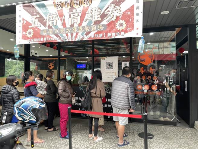 尊青凤山店开幕庆回馈活动，标榜「来尊青直接打折打到骨折！价格直接杀到全台最低价！」结合限量超低价商品，掀起抢购热潮。（柯宗纬摄）