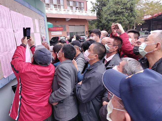 鹿谷乡农会冬茶比赛成绩揭晓，茶农争睹榜单。（民眾提供／廖志晃南投传真）