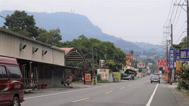 台南市政府辦理關子嶺市道172線拓寬工程，由於拓寬長度僅約1.5公里，且範圍未包含溫泉區等主要景區，沿途不少店家質疑其必要性。（張毓翎攝）