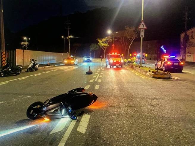 张姓高中生行经龟山区振兴路前自撞分隔岛跟路树，不幸送命。(翻摄照片／蔡依珍桃园传真)
