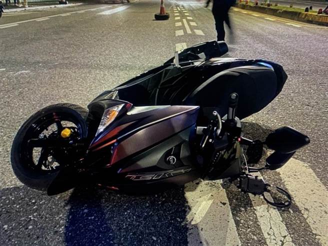 张姓高中生行经龟山区振兴路前自撞分隔岛跟路树，不幸送命。(翻摄照片／蔡依珍桃园传真)
