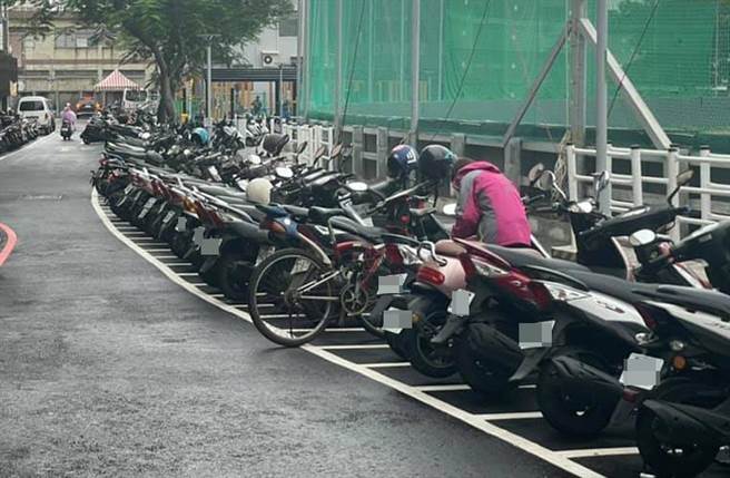 网友PO文问撞倒一排机车怎样可以不赔钱，引发讨论。（示意图，非当事车辆。中时资料照 吕筱蝉摄）