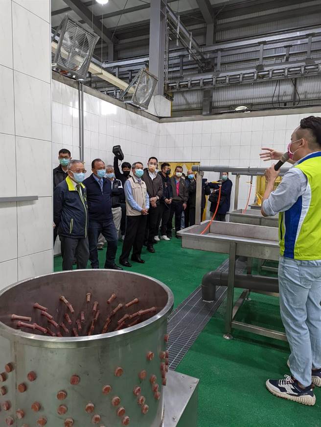 来宾参观新建牛只屠宰线。（台南市政府提供／张毓翎台南传真）