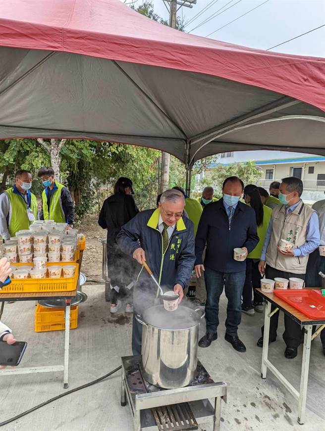 台南市副市长戴谦现场冲制牛肉汤。（台南市政府提供／张毓翎台南传真）