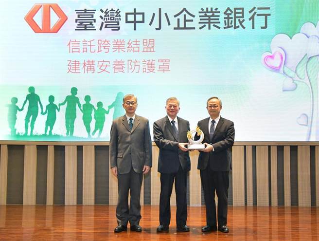 臺湾企银获信托评鑑绩效优良银行，由行政院副院长沈荣津(中)、金管会主委黄天牧(左)颁奖予臺湾企银总经理张志坚(右)。（图／臺湾企银提供）
