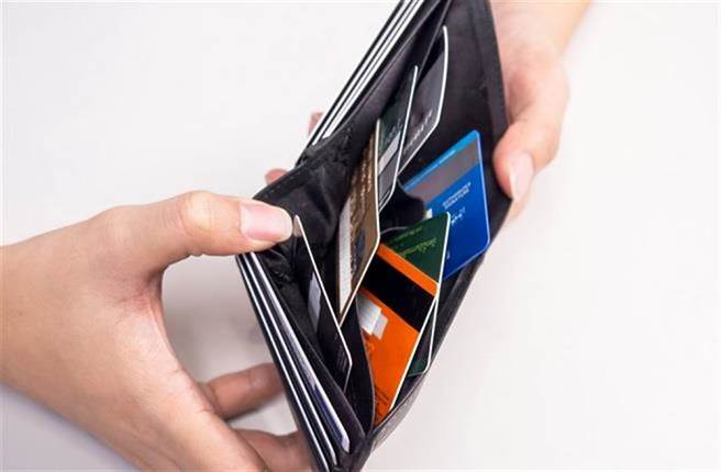 台南有男子拾获皮夹，向失主开口索讨金融卡10%存款当报酬。(图/shutterstock提供)