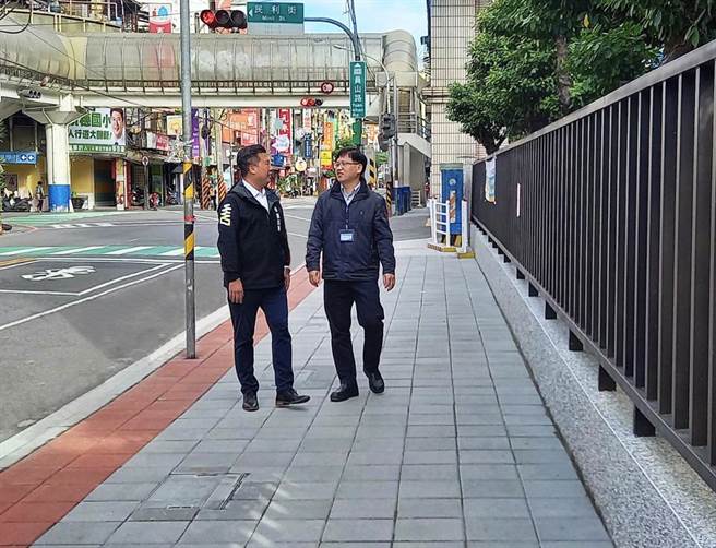 新北市議員張志豪爭取經費改善積穗國小周圍人行道改善。（張志豪服務處提供）