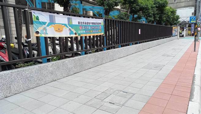 新北市議員張志豪爭取經費改善積穗國小周圍人行道改善。（張志豪服務處提供）