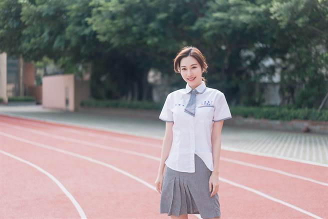 曾莞婷穿起学生制服宛如少女。（图／萃莞媄提供）