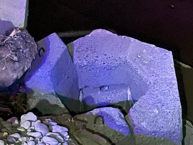 石冈水霸下游无头尸身上有3支骨钉，与8月份落水失踪的赖男特徵相符。（台中市消防局提供）