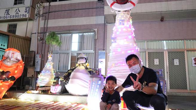 台南市政府消防局官田分隊在辦公廳舍門口前方，運用消防器材、廢棄物布置聖誕造景。（張毓翎攝）