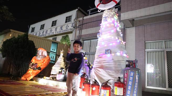 搭配上閃閃發光的燈飾，吸引許多路過民眾前來拍照。（張毓翎攝）